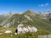 Blick zum Piz Neir (2910m) links, Piz Bardella (2838m) mittig und Val d'Agnel mit Piz d'Agnel (3205m) darüber
